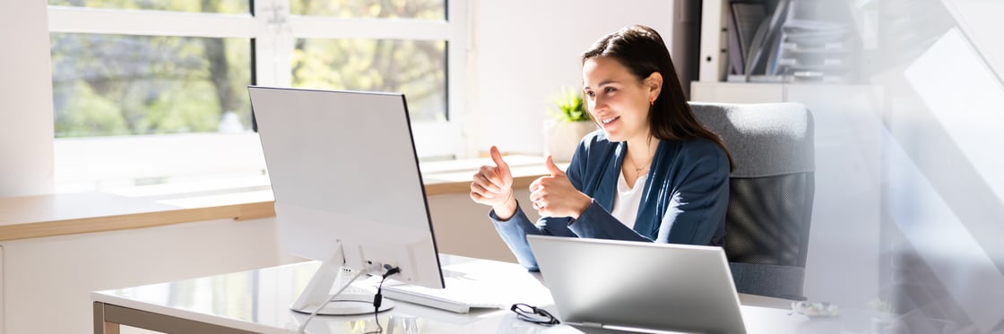 woman gesturing a high five to the people on her laptop screen webinar